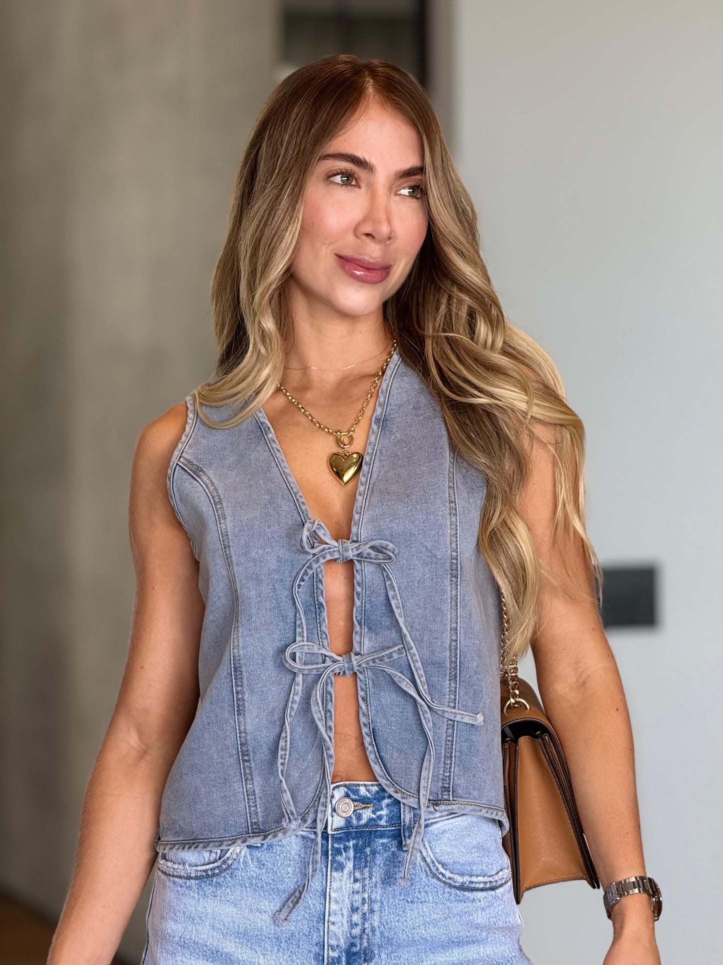 Chaleco de jean con lazos para amarrar