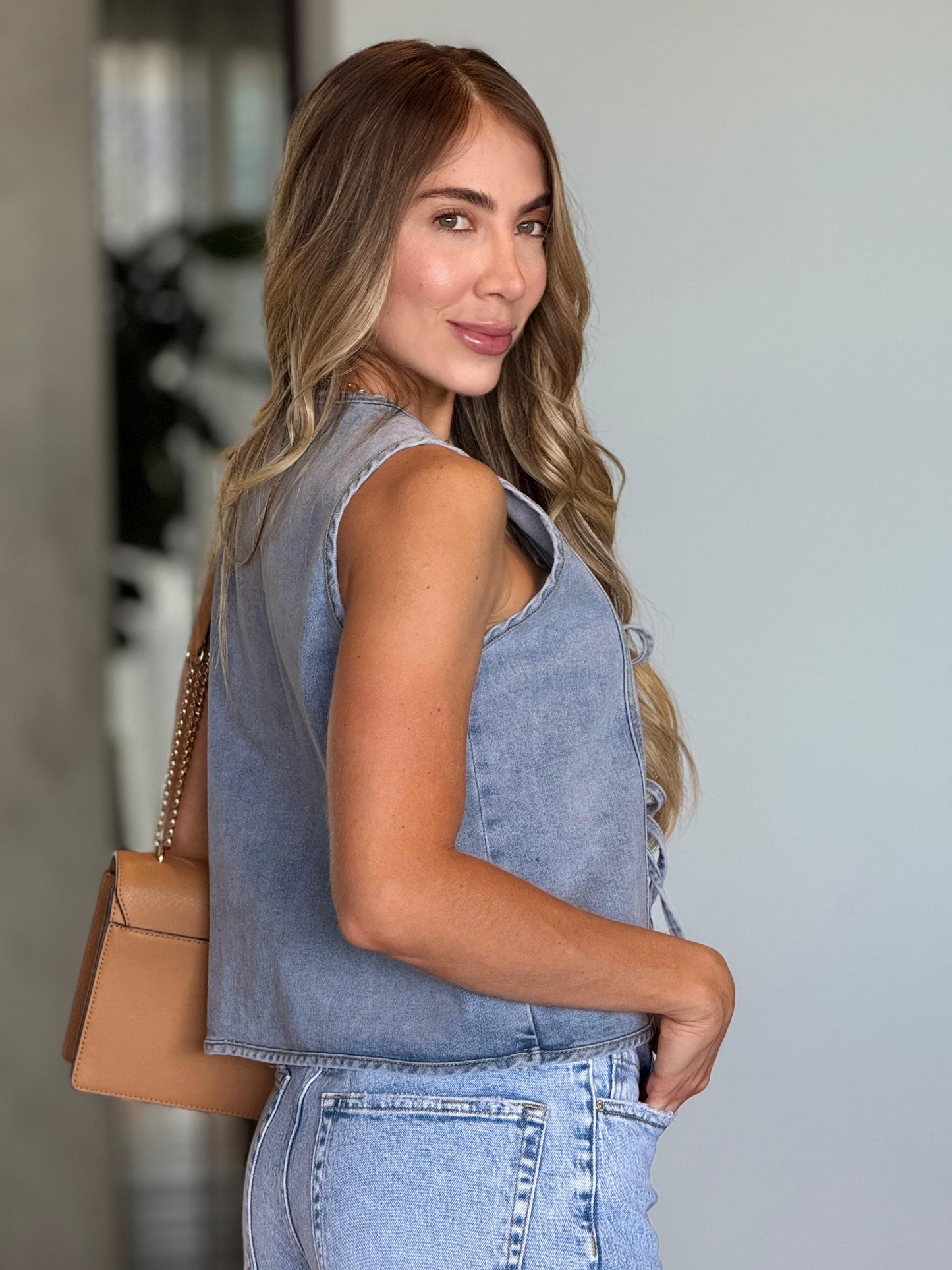 Chaleco de jean con lazos para amarrar