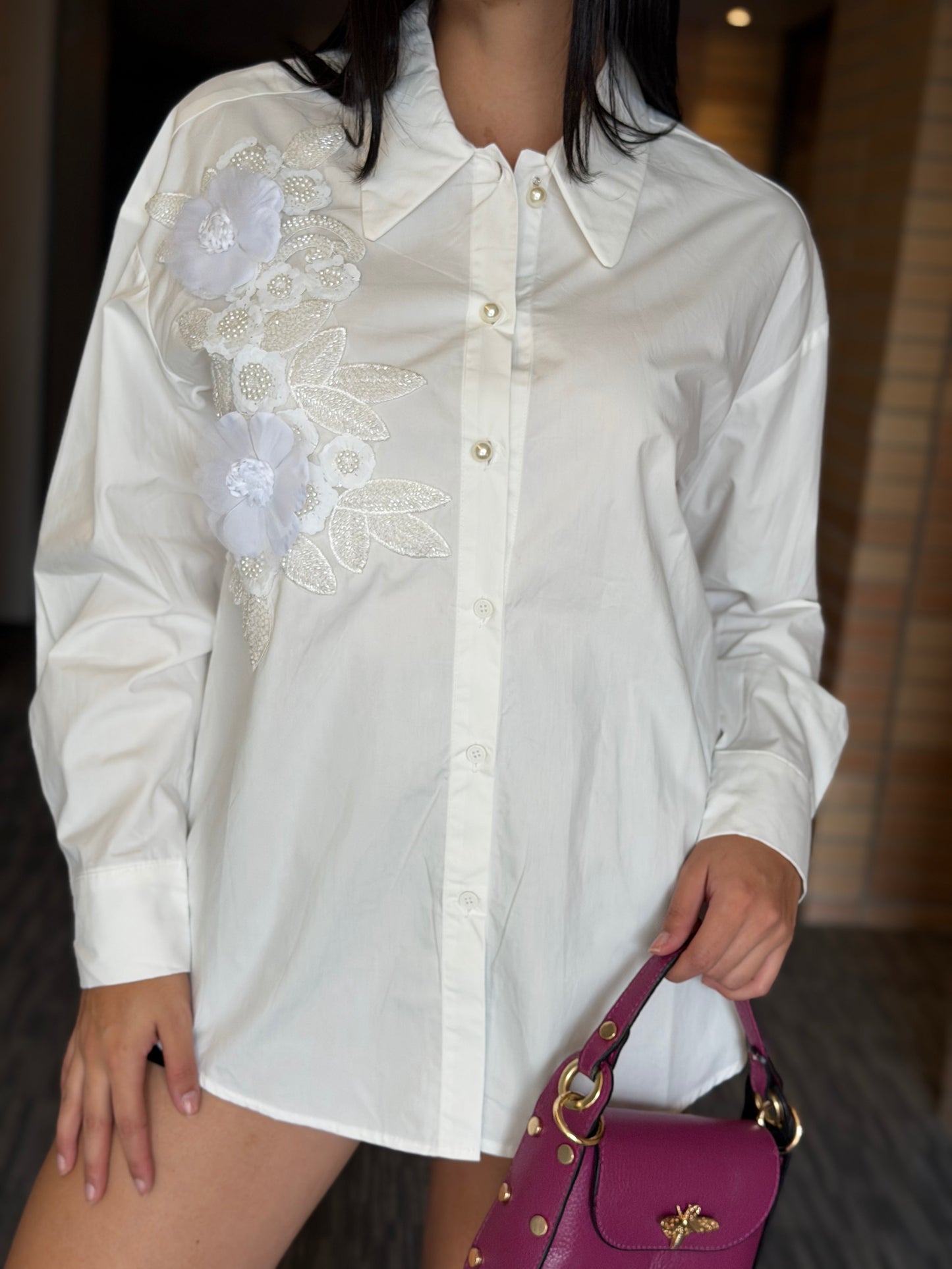 Camisa Blanca Con Flor Al Lado