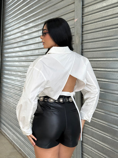 camisa blanca abierta en la espalda